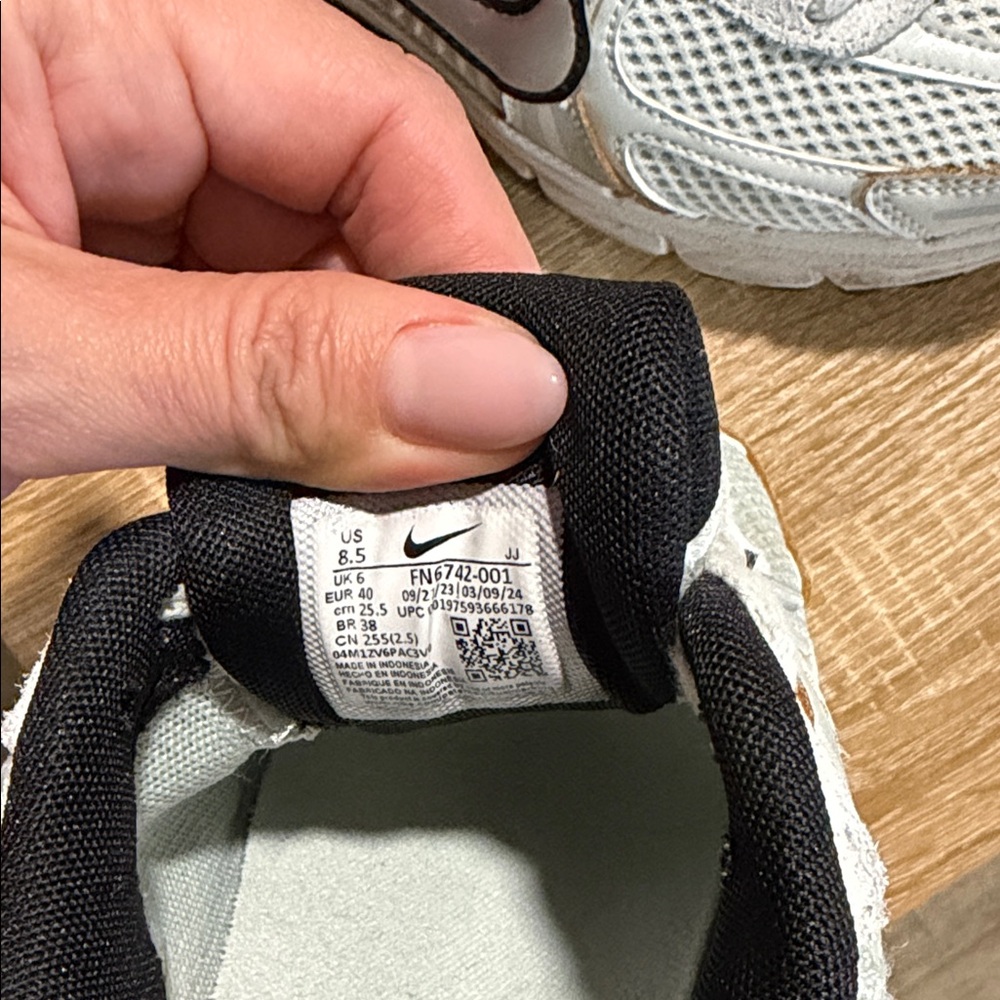 Nike Cream and Black Running Shoes - Picture 3 of 4